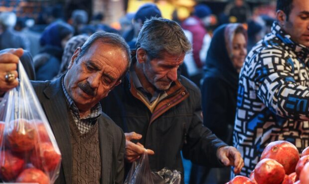 بازرسان بر قیمت کالاهای شب یلدا نظارت دارند